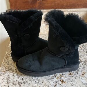 Bailey Button Uggs size 9 black